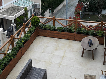 Korkuluk ve çiçeklik